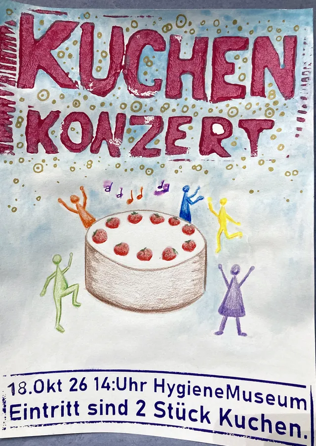 Plakat von Roxy: rote Stempelschrift „Kuchenkonzert“ auf hellblauem Aquarellgrund, darunter eine Torte mit Erdbeeren, um die bunte Figuren tanzen