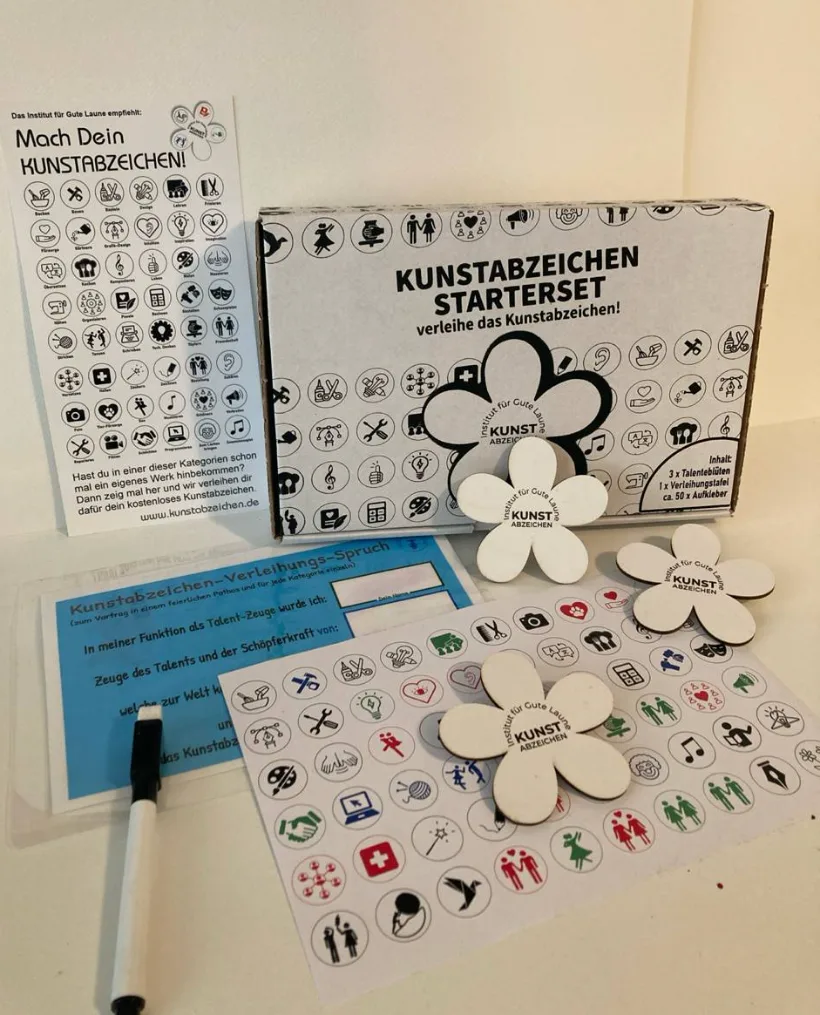 Kunstabzeichen-Starterset: Schachtel, Talenteblüten aus Holz, Aufkleberset, Verleihungstafel mit Stift und Flyer