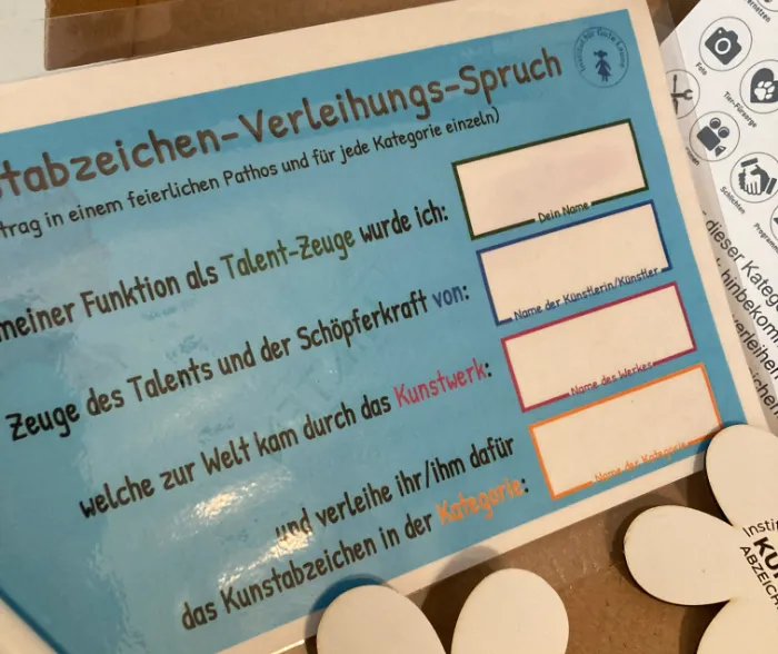 Verleihungstafel mit dem Verleihungsspruch und abwischbarem Stift