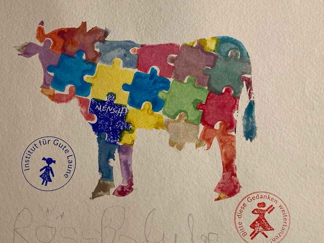 Aquarell einer Kuh, deren Körper aus bunten Puzzleteilen besteht, daneben die Stempel des Instituts.