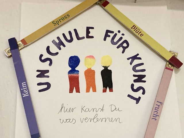 Handgemaltes Schild: Unschule für Kunst, hier kannst Du was verlernen, gerahmt von bunten Leisten.