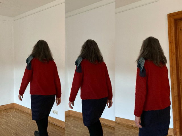 Dieselbe Frau in drei Aufnahmen nebeneinander, von hinten, beim Gehen durch einen leeren Raum.
