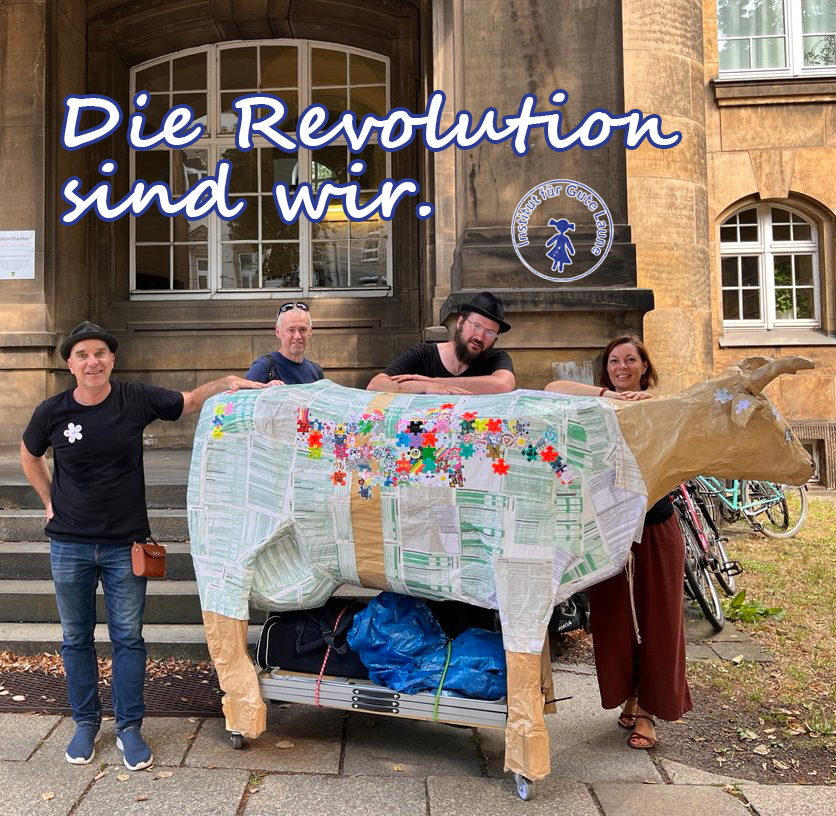Das Institut für Gute Laune mit der Puzzlekuh und dem Schriftzug: Die Revolution sind wir.