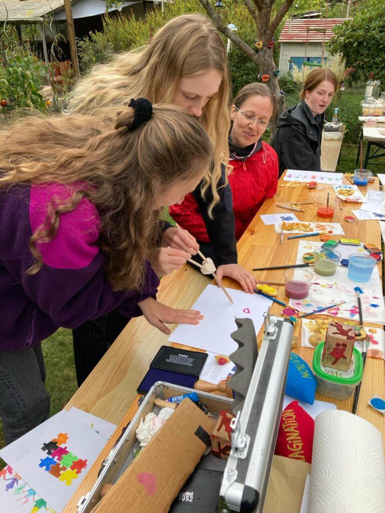 Gestern ist eine neue Puzzlekuh zur Welt gekommen. Das Ergebnis des #teambuilding #kartoffeldruck #workshop “Gemeinsam ein Kunstwerk gestalten” mit einem #team aus Psychologen und Psychologinnen - #teamtag im Garten aus der Reihe “ Garden Talks”. Der Workshop (3h) mit dem Künstler und Kreativcoach Thomas #Preibisch hat allen großen Spaß gemacht #letsarttogether #teambuildinggames #teambuildingseminar #event #goody #artchallenge #team #Institurfürgutelaune #forschung #art #artoninsta #kunst #artwork #inspiration #creative #feier #hochzeit #geburtstag #seminar #Weihnachtsfeier