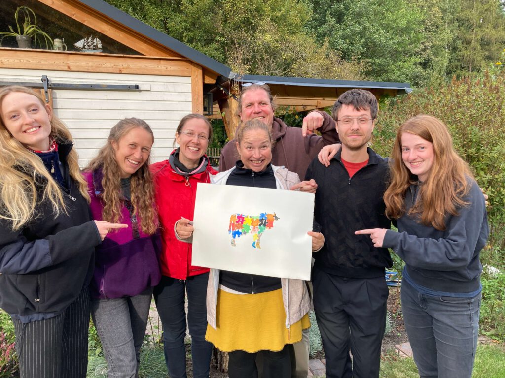 Gestern ist eine neue Puzzlekuh zur Welt gekommen. Das Ergebnis des #teambuilding #kartoffeldruck #workshop “Gemeinsam ein Kunstwerk gestalten” mit einem #team aus Psychologen und Psychologinnen - #teamtag im Garten aus der Reihe “ Garden Talks”. Der Workshop (3h) mit dem Künstler und Kreativcoach Thomas #Preibisch hat allen großen Spaß gemacht #letsarttogether #teambuildinggames #teambuildingseminar #event #goody #artchallenge #team #Institurfürgutelaune #forschung #art #artoninsta #kunst #artwork #inspiration #creative #feier #hochzeit #geburtstag #seminar #Weihnachtsfeier