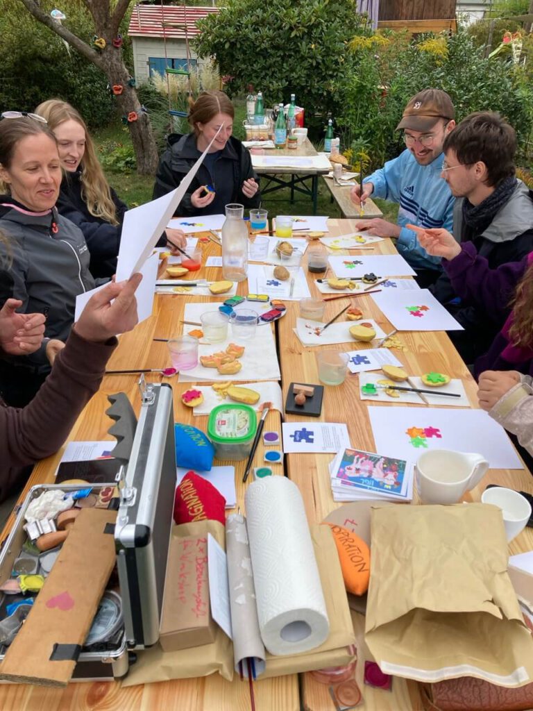 Gestern ist eine neue Puzzlekuh zur Welt gekommen. Das Ergebnis des #teambuilding #kartoffeldruck #workshop “Gemeinsam ein Kunstwerk gestalten” mit einem #team aus Psychologen und Psychologinnen - #teamtag im Garten aus der Reihe “ Garden Talks”. Der Workshop (3h) mit dem Künstler und Kreativcoach Thomas #Preibisch hat allen großen Spaß gemacht #letsarttogether #teambuildinggames #teambuildingseminar #event #goody #artchallenge #team #Institurfürgutelaune #forschung #art #artoninsta #kunst #artwork #inspiration #creative #feier #hochzeit #geburtstag #seminar #Weihnachtsfeier