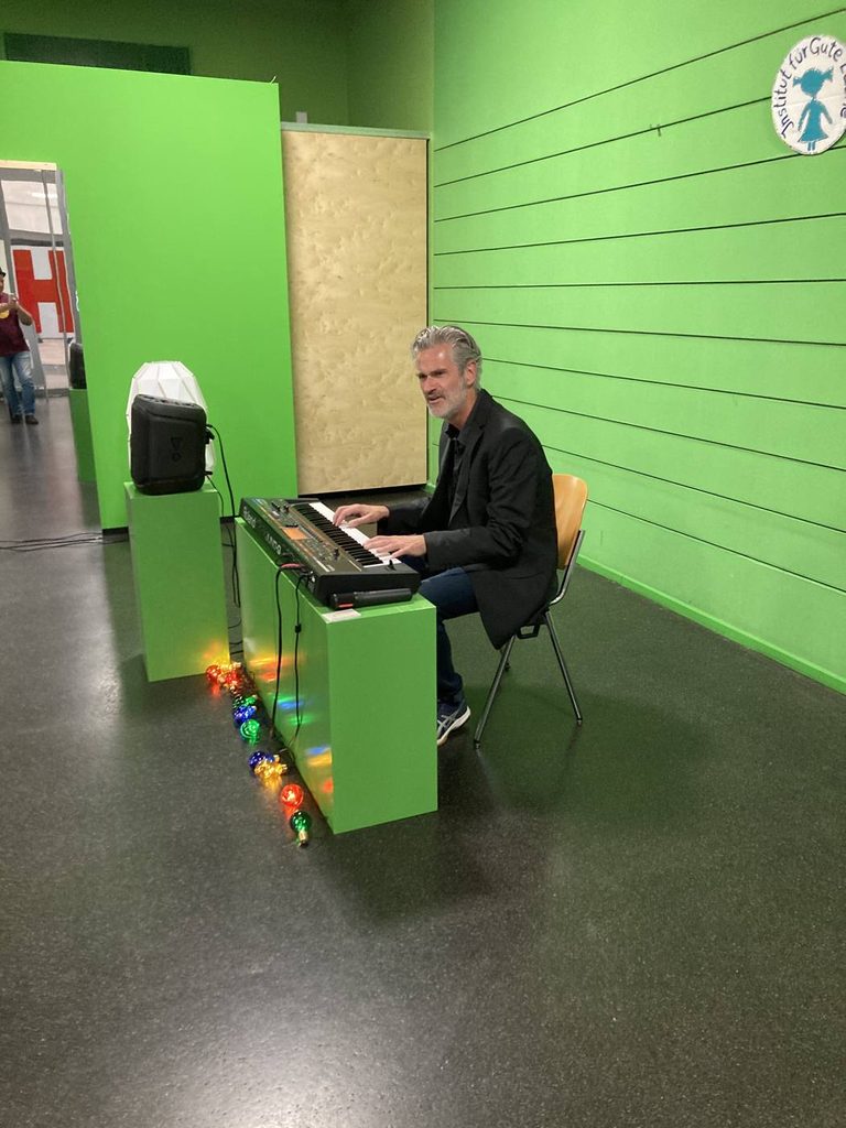 Pianist Kolja Gork spielt beim vierten Kuchenkonzert im Hygiene-Museum