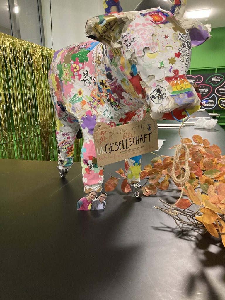 Die bunte Puzzle-Kuh „Gesellschaft“ des Instituts für Gute Laune