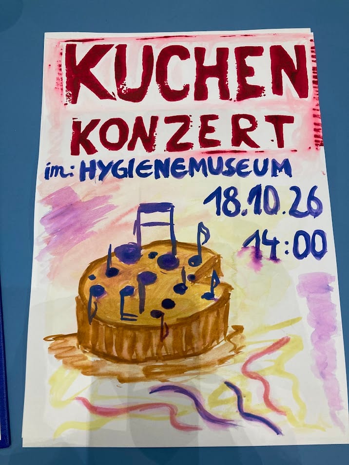 Handgemaltes Plakat mit der Aufschrift „Kuchenkonzert im Hygienemuseum, 18.10.26, 14:00“, darunter ein gemalter Kuchen, aus dem Notenschlüssel und Noten wachsen